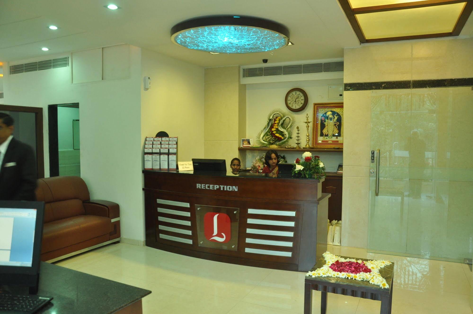 Treebo Trend Hotel Parker Ahmedabad Exterior photo
