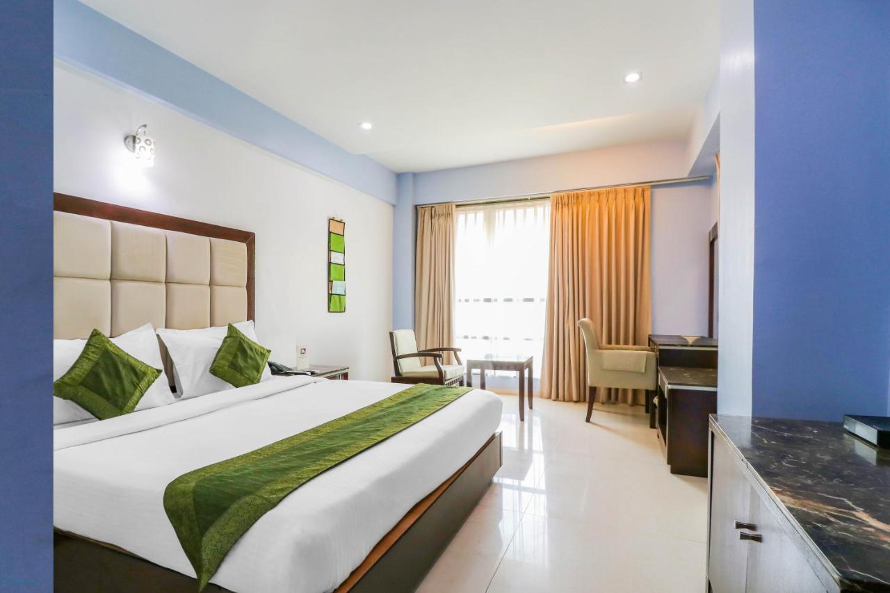 Treebo Trend Hotel Parker Ahmedabad Exterior photo